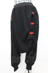 Qutie Frash / チャイナボタンサルエルパンツ  ブラック×レッド O-25-09-04-1002-QU-PA-OW-ZT149