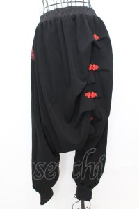 Qutie Frash / チャイナボタンサルエルパンツ  ブラック×レッド O-25-09-04-1002-QU-PA-OW-ZT149