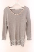INGEBORG / 胸元ローズレーストップス 11 グレー O-25-09-04-110-LO-TO-IG-OS