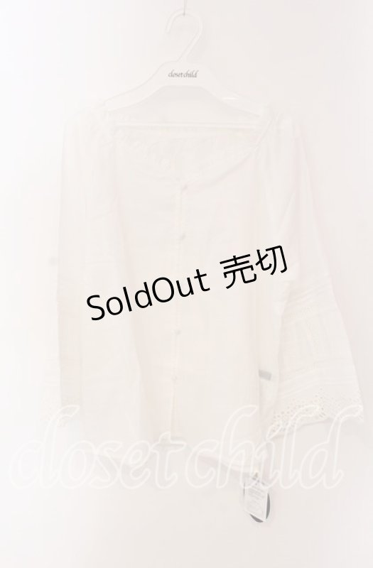 画像1: 【SALE】an another angelus / パンチングレース使いベルスリーブブラウス F オフホワイト O-25-09-06-077-CA-BL-OW-ZT039 (1)