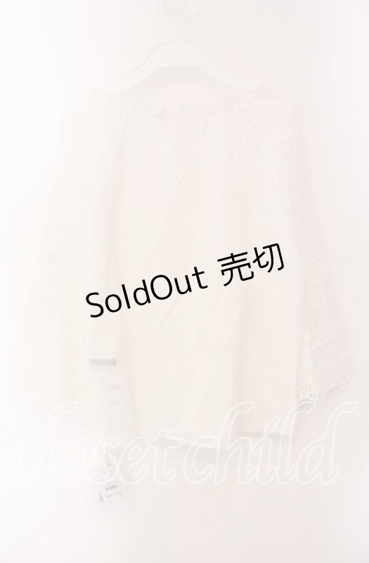 画像4: 【SALE】an another angelus / パンチングレース使いベルスリーブブラウス F オフホワイト O-25-09-06-077-CA-BL-OW-ZT039 (4)