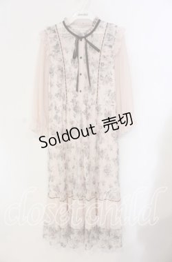 画像1: axes femme / フラワープリントレースワンピース  ピンクベージュ O-25-09-11-036-AX-OP-IG-OS