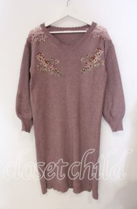 axes femme / フラワー刺繍ニットワンピース  ピンク O-25-09-11-078-AX-OP-IG-ZT086