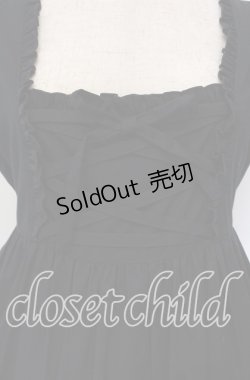 画像2: metamorphose / 共布フリルエプロン風ジャンパースカート  クロ O-25-09-11-002-ME-OP-OW-OS