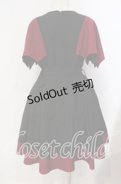 画像4: Moi-meme-Moitie / 蝙蝠ケープジャンパースカート  ブラック×レッド O-25-09-16-004-MO-OP-IG-OS