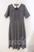 axes femme / 襟付カットワークプリーツワンピース F グレー O-25-09-16-016-AX-OP-OW-OS