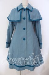 Jane Marple / ベルベットトリミングのケープコート  公式色展開：ブルーグレー O-25-09-18-002-JM-CO-IG-OS