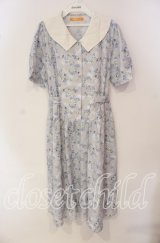 Fi.n.t / ビッグクレリック衿ローズ柄ワンピース F ブルー O-25-09-25-035-CA-OP-OW-ZT119