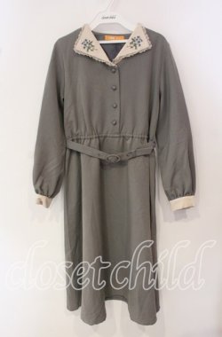 画像1: Fi.n.t / ミニブーケ刺繍クレリック衿ワンピース F グレー O-25-09-25-041-CA-OP-OW-OS