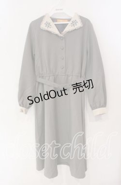 画像1: Fi.n.t / ミニブーケ刺繍クレリック衿ワンピース F グレー O-25-09-25-041-CA-OP-OW-OS