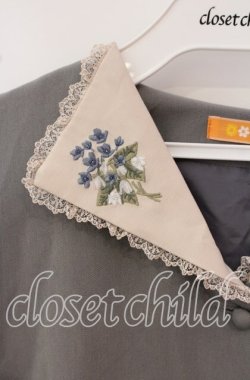 画像2: Fi.n.t / ミニブーケ刺繍クレリック衿ワンピース F グレー O-25-09-25-041-CA-OP-OW-OS