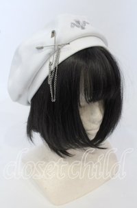 DimMoire / ロゴ刺繍スウェードベレー帽  ホワイト O-25-09-26-008-PU-AC-OW-ZT511