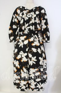 INGEBORG / モクレン柄セーラーワンピース  クロ O-25-09-27-009-LO-OP-OW-ZT1212S