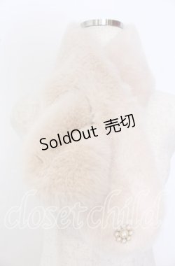 画像1: axes femme / ブローチ付きファーティペット  ベージュ O-25-09-30-1084-AX-ZA-OW-ZT433