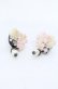 画像1: hanakabeads / 白薔薇と桜のアレンジメントピアス  ピンク×シロ O-25-09-30-1035-LO-AC-OW-OS (1)