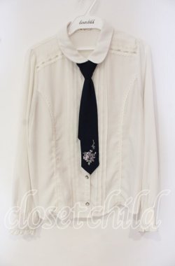 画像1: axes femme / 刺繍ネクタイ付ブラウス  シロ×ネイビー O-25-10-02-007-AX-BL-IG-OS