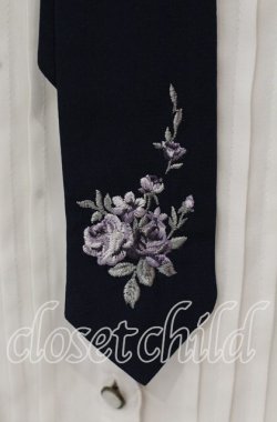 画像2: axes femme / 刺繍ネクタイ付ブラウス  シロ×ネイビー O-25-10-02-007-AX-BL-IG-OS