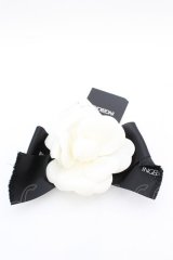 INGEBORG / ロゴリボンカメリアコサージュブローチ  オフ×ブラック O-25-10-04-1045-LO-ZA-IG-ZT432-F004