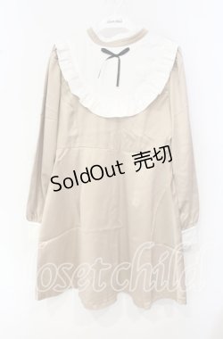 画像1: 【SALE】E hyphen world gallery / サテンフリルハイネックワンピース  ベージュ O-25-10-04-066-LO-OP-OW-ZT058