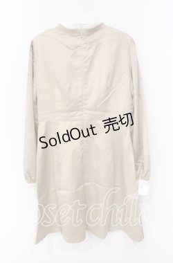 画像2: 【SALE】E hyphen world gallery / サテンフリルハイネックワンピース  ベージュ O-25-10-04-066-LO-OP-OW-ZT058