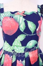 画像2: Bacio Bouquet / りんご柄ジャンパースカート M ネイビー O-25-10-06-019-EL-OP-OW-OS (2)