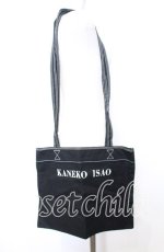 画像3: 【SALE】KANEKO ISAO / ロゴプリントステッチトートバッグ  クロ×シロ O-25-10-10-003-EL-BG-IG-ZTK012 (3)
