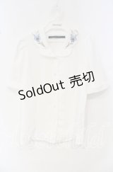 an another angelus / アイリス刺繍開衿ブラウス  シロ O-25-10-11-053-CA-BL-IG-ZT127