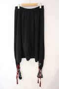 Qutie Frash / ドラゴンpt2連ベルトサルエルパンツ  ブラック×レッド O-25-10-14-080-QU-PA-OW-OS