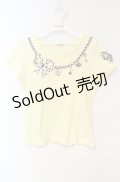 Emily Temple cute / ネックレスプリントTシャツ  イエロー O-25-10-18-035-ET-TS-IG-OS