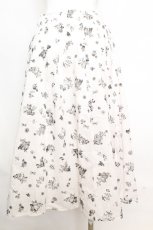 画像2: 【SALE】Cherir la femme / うさぎといちご柄スカート  シロ O-25-10-25-1032-LO-SK-IG-ZT214 (2)