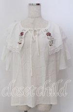 画像1: 【SALE】axes femme / 刺繍入ケープブラウス  オフ O-25-10-30-1098-AX-BL-IG-ZT132 (1)