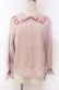 画像1: axes femme kawaii / スカラップ苺刺繍ブラウス M ピンク O-25-10-30-1029-AX-BL-OW-OS (1)
