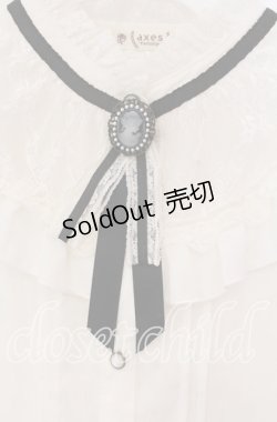 画像2: axes femme / ブローチ付きヨークレースブラウス  オフ O-25-10-30-060-AX-BL-IG-OS