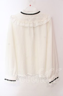 画像3: axes femme / ブローチ付きヨークレースブラウス  オフ O-25-10-30-060-AX-BL-IG-OS