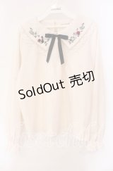 axes femme / リボン付き猫刺繍ブラウスプルオーバー  オフ O-25-10-30-069-AX-BL-IG-OS