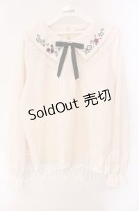 axes femme / リボン付き猫刺繍ブラウスプルオーバー  オフ O-25-10-30-069-AX-BL-IG-OS