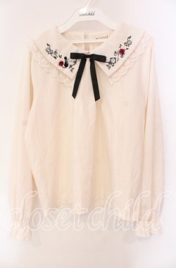 画像1: axes femme / リボン付き猫刺繍ブラウスプルオーバー  オフ O-25-10-30-069-AX-BL-IG-OS