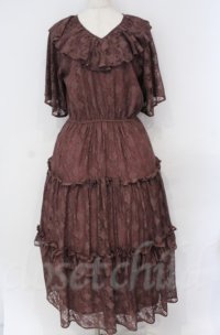 axes femme NOSTALGIE / フリルティアード総レースワンピース  ブラウン O-25-10-31-3021-AX-OP-IG-ZT493