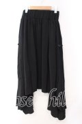 LISTEN FLAVOR / コウモリヘムライン変形マキシスカート  ブラック O-25-11-03-069-PU-SK-IG-OS