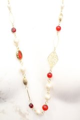 axes femme / パールビーズネックレス  ゴールド×アカ O-25-11-06-061-AX-ZA-IG-ZT422-F004