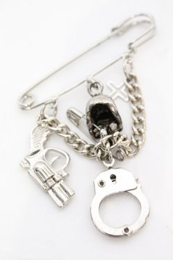 画像2: SEX POT ReVeNGe / ピストル×スカルブローチ  シルバー O-25-11-07-1032-SP-AC-IG-OS
