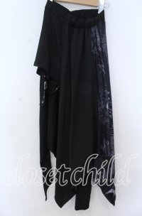NieR Clothing / 変則フラップスカート付きパンツ【彼岸花】  ブラック×グレー O-25-11-07-094-PU-PA-IG-ZT401