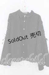 axes femme POETIQUE / ブローチ付フレアスリーブブラウス  クロ O-25-11-07-038-AX-BL-IG-OS