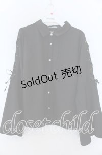 axes femme POETIQUE / ブローチ付フレアスリーブブラウス  クロ O-25-11-07-038-AX-BL-IG-OS