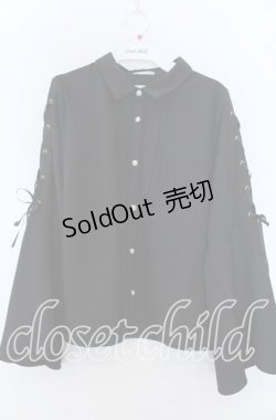 画像1: axes femme POETIQUE / ブローチ付フレアスリーブブラウス  クロ O-25-11-07-038-AX-BL-IG-OS