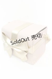 Fi.n.t / 多重リボンプレゼントボックスバッグ  ベージュ×ゴールド O-25-11-11-1005-CA-BG-OW-OS