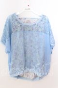 axes femme / レースシフォンレイヤード風トップス  サックス O-25-11-11-2059-AX-TO-IG-OS