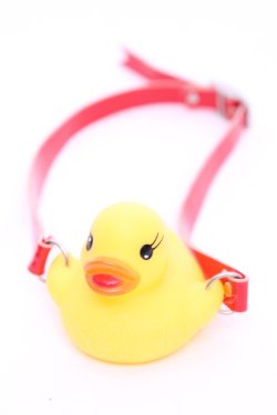 画像1: 口枷屋モイラ / アヒル式口枷  アカ×イエロー O-25-11-12-004-LO-AC-IG-OS