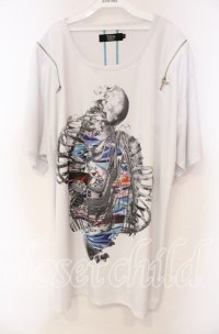 Xfrm / ショルダージップグラフィックBIG Tシャツ 3 ホワイト O-25-11-15-062-PU-TO-IG-OS