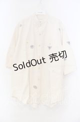 Karl Helmut / パッチ刺繍コットンビッグシャツ  アイボリー O-25-11-15-085-EL-TO-IG-OS